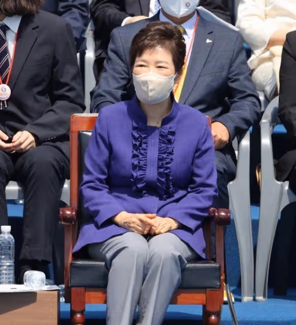 50歲韓國第一夫人美出圈！穿白裙初戀臉不顯老，氣質卻輸給朴槿惠