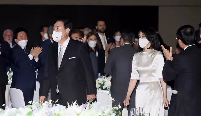 50歲韓國第一夫人美出圈！穿白裙初戀臉不顯老，氣質卻輸給朴槿惠