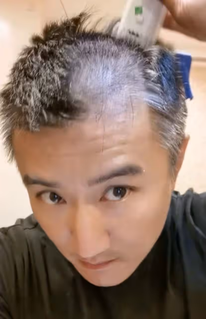 知名童星葉靜近況,41歲胖60斤頭髮花白,理髮店關門無奈親自剃頭