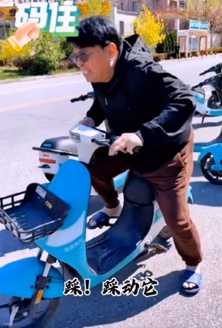 67歲港星樓南光定居遼寧!穿拖鞋騎電動車回家,住所裝修接地氣