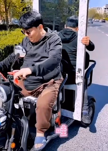 67歲港星樓南光定居遼寧!穿拖鞋騎電動車回家,住所裝修接地氣
