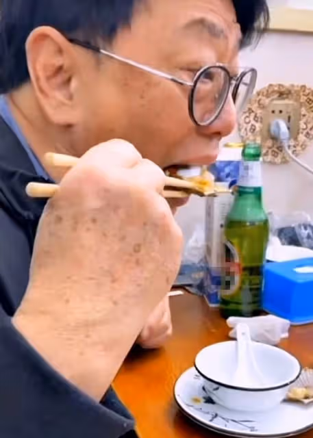 67歲港星樓南光定居遼寧!穿拖鞋騎電動車回家,住所裝修接地氣