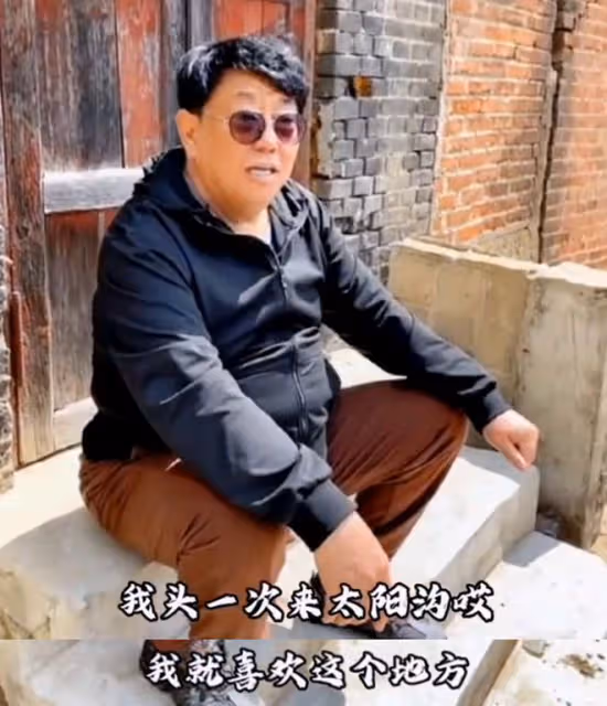 67歲港星樓南光定居遼寧!穿拖鞋騎電動車回家,住所裝修接地氣
