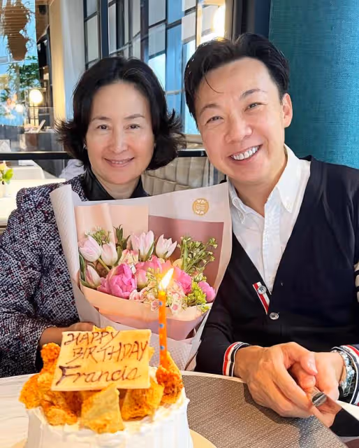 何超瓊連續2年為男友人慶生,緊貼而坐一臉甜笑,相識30年關係好