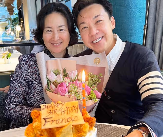 何超瓊連續2年為男友人慶生,緊貼而坐一臉甜笑,相識30年關係好
