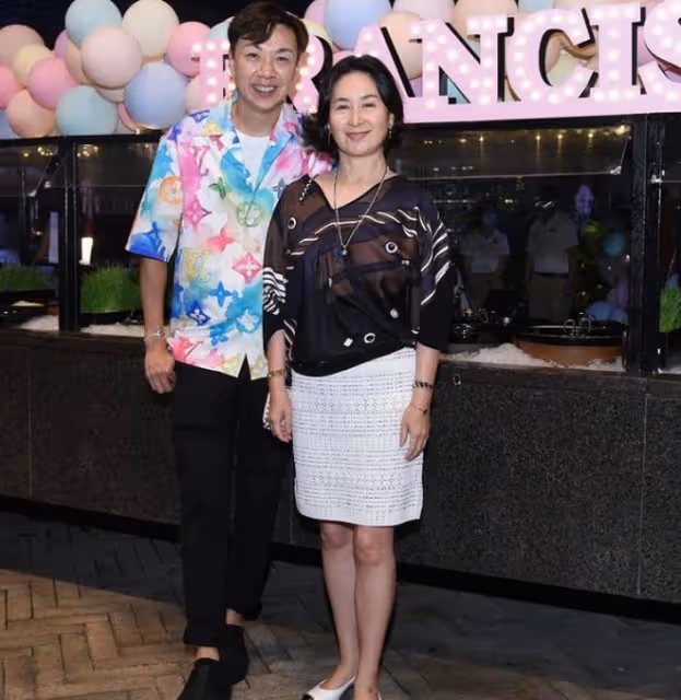 何超瓊連續2年為男友人慶生,緊貼而坐一臉甜笑,相識30年關係好