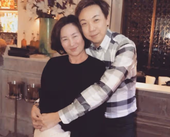 何超瓊連續2年為男友人慶生,緊貼而坐一臉甜笑,相識30年關係好