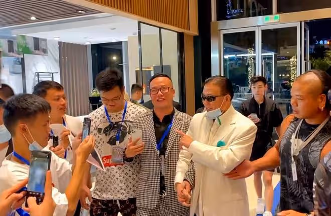萬梓良現身商場引圍觀,一旁保鏢手臂肌肉太搶鏡,自曝工資100元