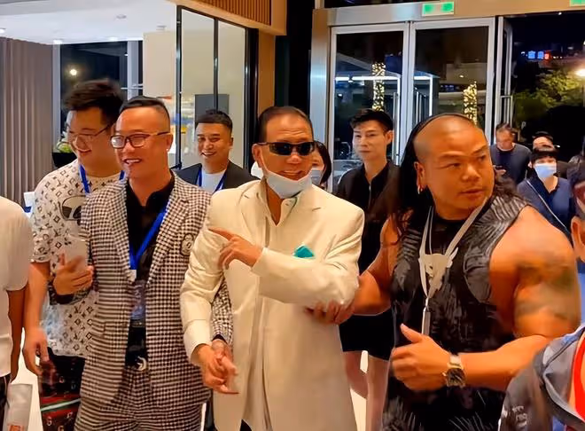 萬梓良現身商場引圍觀,一旁保鏢手臂肌肉太搶鏡,自曝工資100元