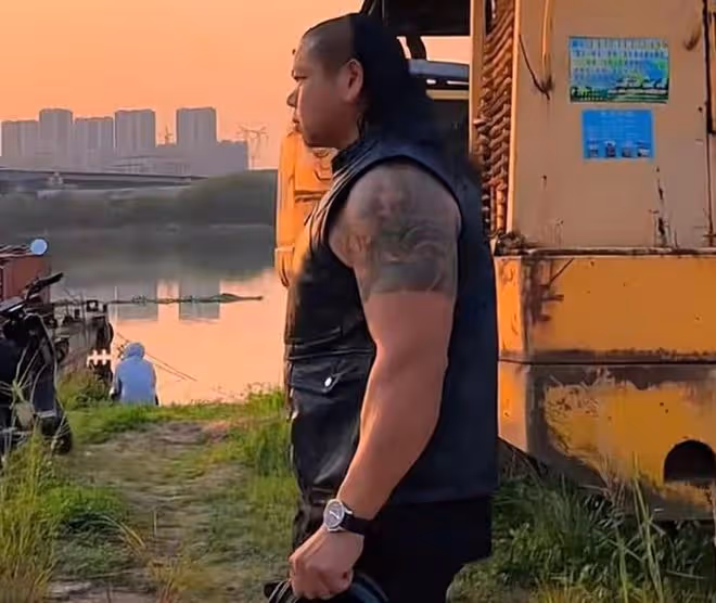 萬梓良現身商場引圍觀,一旁保鏢手臂肌肉太搶鏡,自曝工資100元