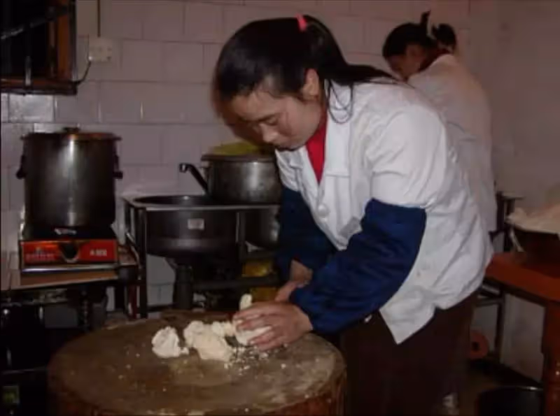 1998年僱主跑路，保姆無償撫養2名棄嬰感動無數網友，保姆：為了孩子
