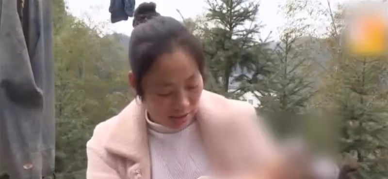 39歲高齡孕婦生下獨眼寶寶，天生只有一隻眼睛，母親決心為她「捐眼」感動眾人：母愛無私