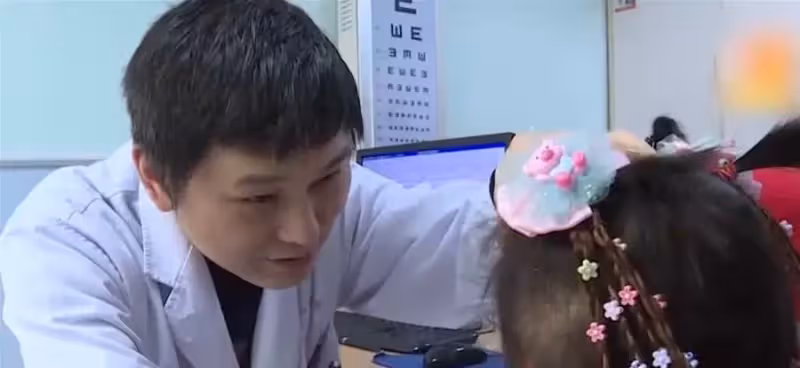 39歲高齡孕婦生下獨眼寶寶，天生只有一隻眼睛，母親決心為她「捐眼」感動眾人：母愛無私