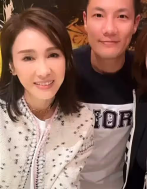 60歲關之琳和黎姿慶生照曝光，眼紋突出皮膚白皙，楊千嬅老公搭肩兩人，網友：自然老去還是很漂亮