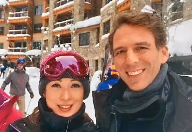 《唐伯虎點秋香》中冬香才是真美女，被贊比鞏俐美，50歲仍風韻不減，女兒長腿吸睛美貌不輸媽媽