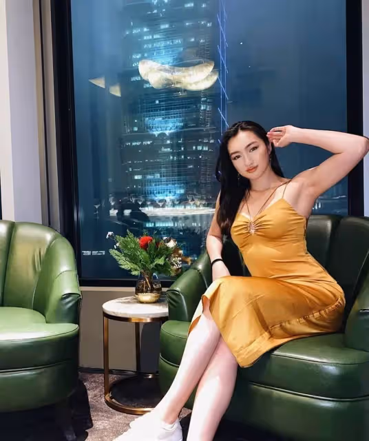 《唐伯虎點秋香》中冬香才是真美女，被贊比鞏俐美，50歲仍風韻不減，女兒長腿吸睛美貌不輸媽媽