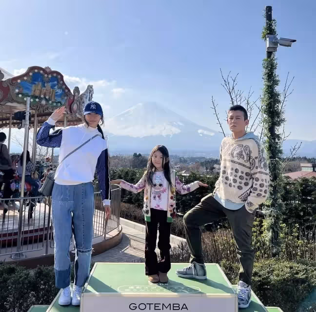 陳冠希曬全家福，一家三口在日本富士山前合影，5歲女兒身高矚目