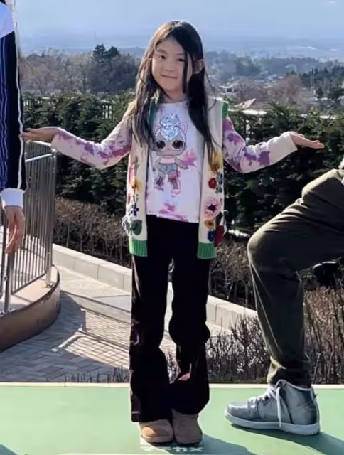 陳冠希曬全家福，一家三口在日本富士山前合影，5歲女兒身高矚目
