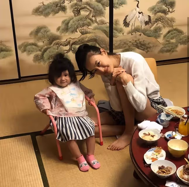 陳冠希曬全家福，一家三口在日本富士山前合影，5歲女兒身高矚目