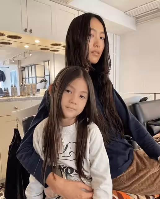 陳冠希曬全家福，一家三口在日本富士山前合影，5歲女兒身高矚目