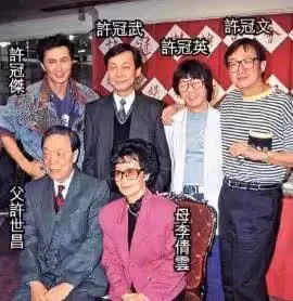 張學友譚詠麟偶像，23歲娶初戀相伴51年零緋聞恩愛如初，今74歲三代同堂，一家10口超溫馨