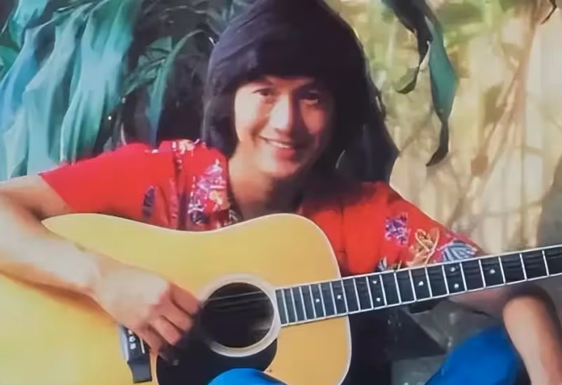 張學友譚詠麟偶像，23歲娶初戀相伴51年零緋聞恩愛如初，今74歲三代同堂，一家10口超溫馨