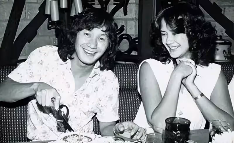 張學友譚詠麟偶像，23歲娶初戀相伴51年零緋聞恩愛如初，今74歲三代同堂，一家10口超溫馨