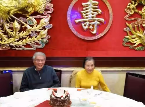 老闆父親88大壽，規定大家必須到場，大家無奈每人帶2600紅包隨禮，誰知隔天到公司，所有人都愣了