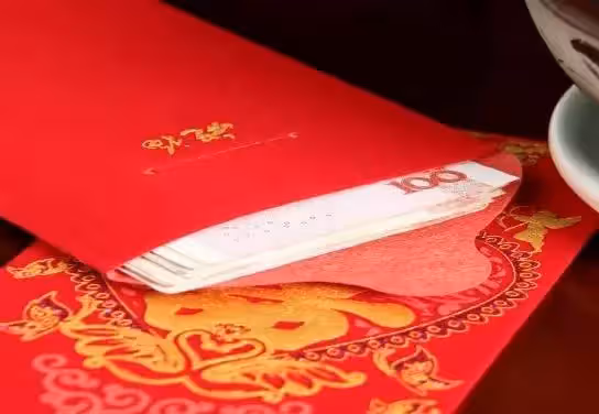 老闆父親88大壽，規定大家必須到場，大家無奈每人帶2600紅包隨禮，誰知隔天到公司，所有人都愣了