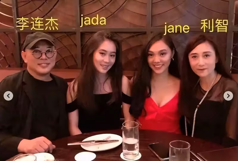 李連杰妻子利智近照曝光，五官和以前沒啥區別，但皮膚太鬆了，網友：歲月不饒人