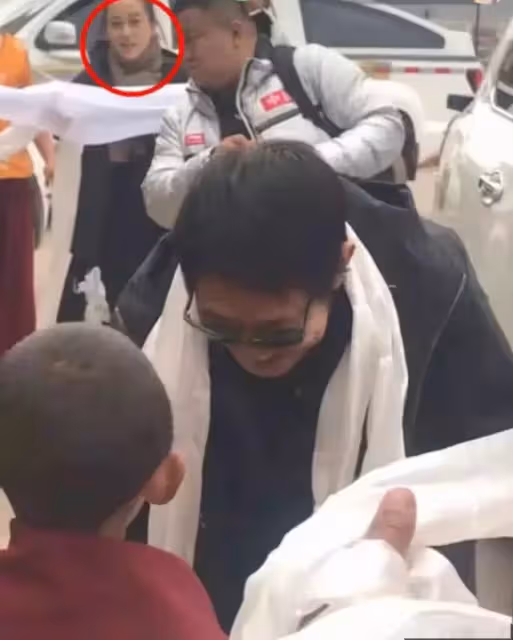 李連杰妻子利智近照曝光，五官和以前沒啥區別，但皮膚太鬆了，網友：歲月不饒人