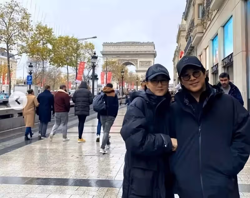 李連杰妻子利智近照曝光，五官和以前沒啥區別，但皮膚太鬆了，網友：歲月不饒人