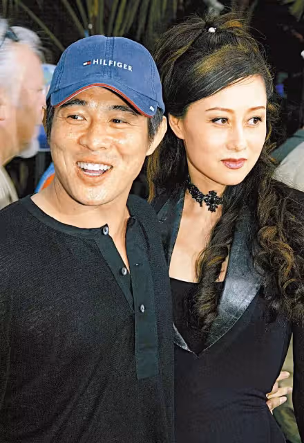 李連杰妻子利智近照曝光，五官和以前沒啥區別，但皮膚太鬆了，網友：歲月不饒人