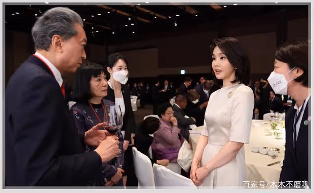 「撞臉」李富真，這位韓國新任總統夫人有多絕