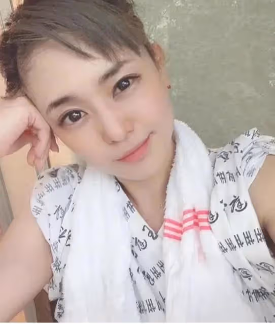 日本女星曬出近況，罕見分享孩子近照，狀態宛如20歲的少女