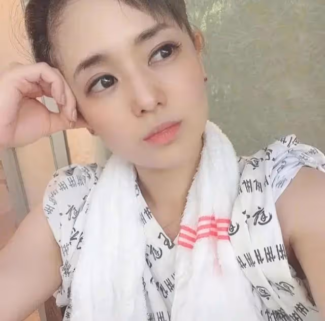 日本女星曬出近況，罕見分享孩子近照，狀態宛如20歲的少女