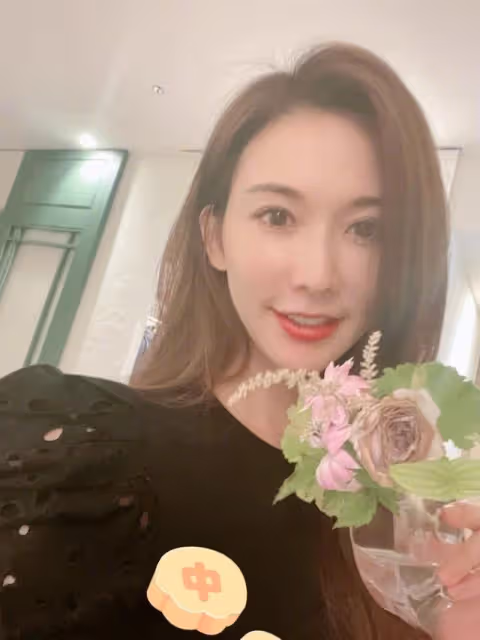 47歲林志玲近照曝光，穿黑色露肩上衣戴9萬元手鐲，膚白貌美