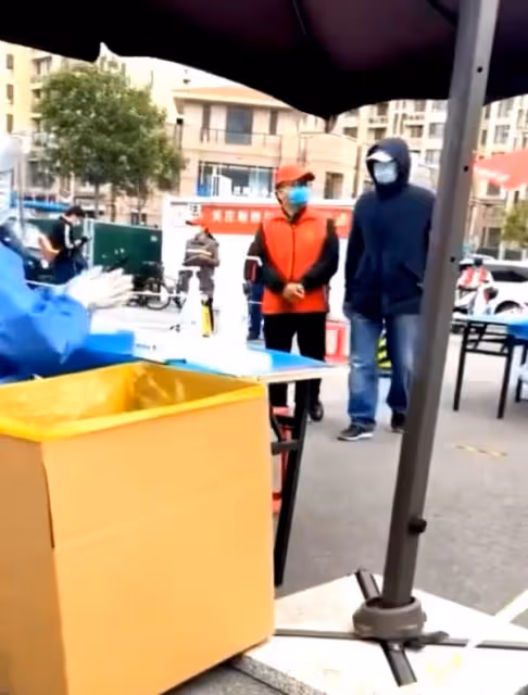 65歲葛優做核酸被偶遇,身形消瘦皺紋明顯,慰問醫護人員太親切