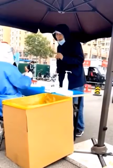 65歲葛優做核酸被偶遇,身形消瘦皺紋明顯,慰問醫護人員太親切