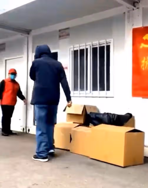 65歲葛優做核酸被偶遇,身形消瘦皺紋明顯,慰問醫護人員太親切