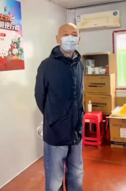 65歲葛優做核酸被偶遇,身形消瘦皺紋明顯,慰問醫護人員太親切