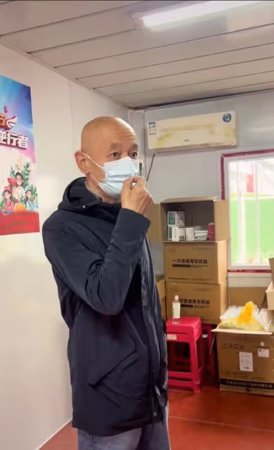 65歲葛優做核酸被偶遇,身形消瘦皺紋明顯,慰問醫護人員太親切