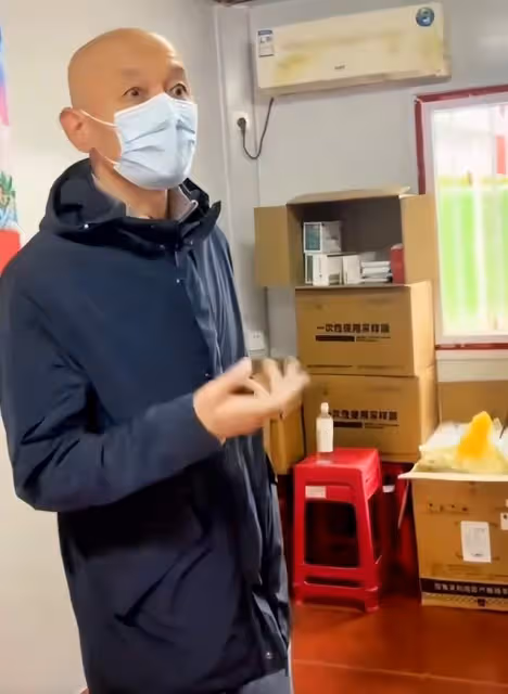 65歲葛優做核酸被偶遇,身形消瘦皺紋明顯,慰問醫護人員太親切