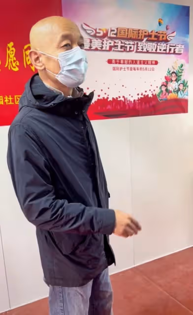 65歲葛優做核酸被偶遇,身形消瘦皺紋明顯,慰問醫護人員太親切
