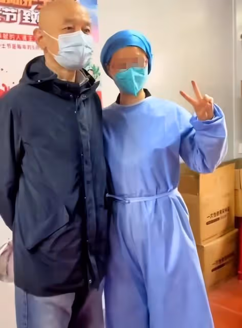 65歲葛優做核酸被偶遇,身形消瘦皺紋明顯,慰問醫護人員太親切