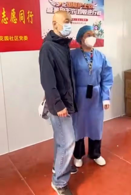 65歲葛優做核酸被偶遇,身形消瘦皺紋明顯,慰問醫護人員太親切