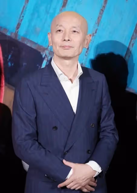 65歲葛優做核酸被偶遇,身形消瘦皺紋明顯,慰問醫護人員太親切