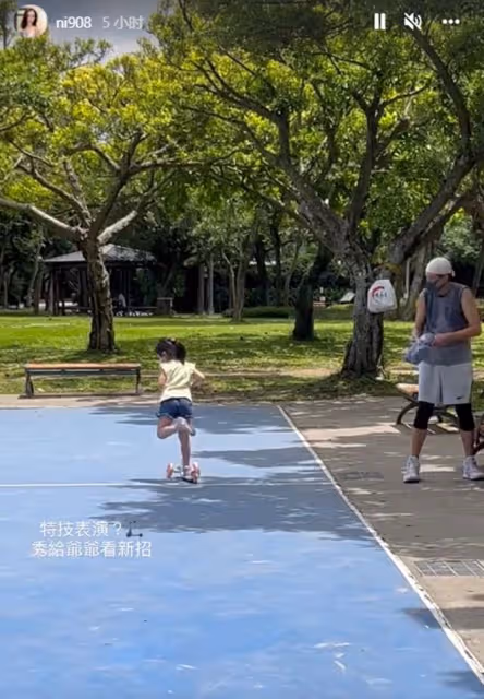 76歲秦漢現身公園,陪4歲孫女玩滑板車,孫女呆萌可愛很像爺爺