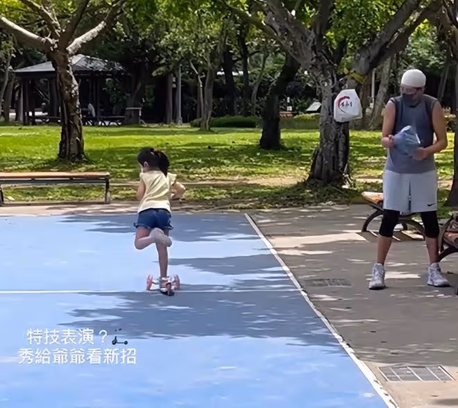 76歲秦漢現身公園,陪4歲孫女玩滑板車,孫女呆萌可愛很像爺爺