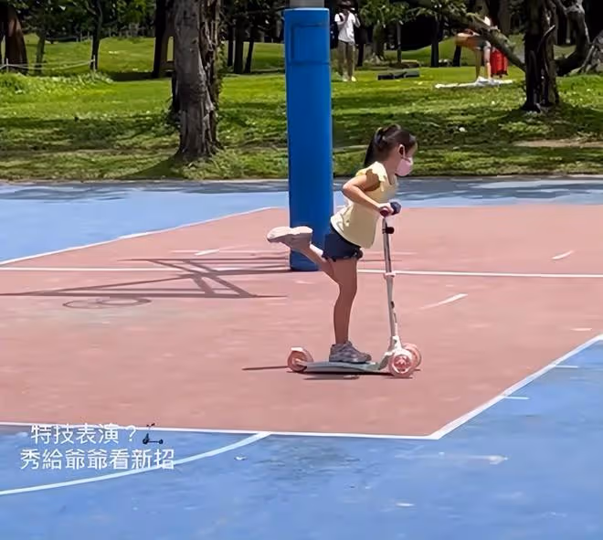 76歲秦漢現身公園,陪4歲孫女玩滑板車,孫女呆萌可愛很像爺爺